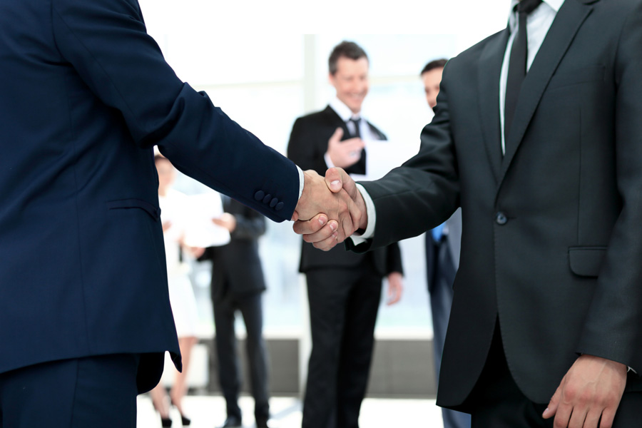 如果客户与上海律师就收费问题存在争议，通常应如何解决？